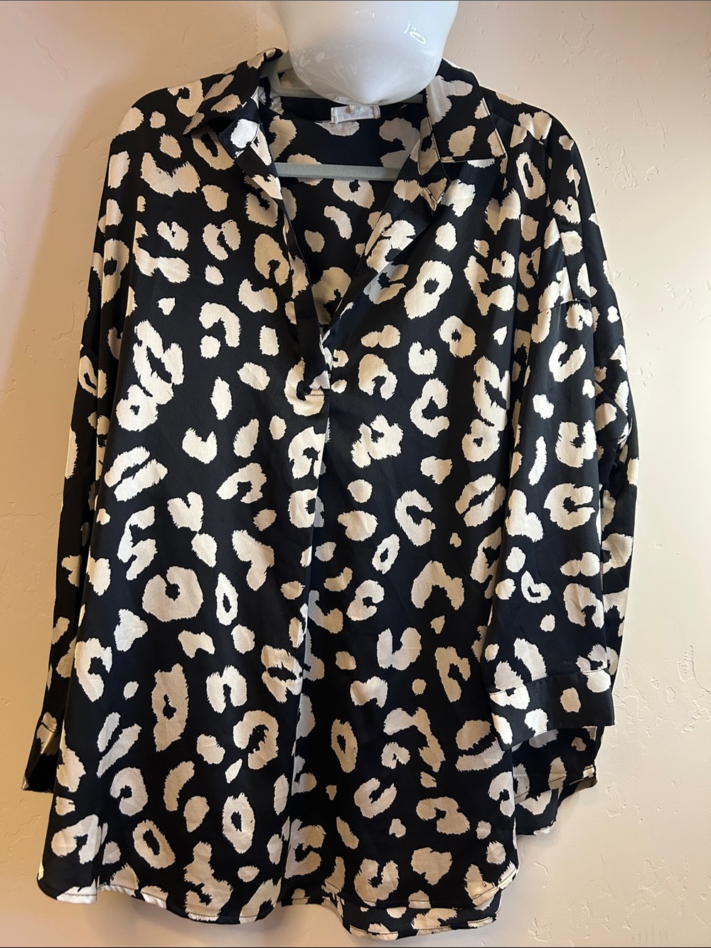eesome Black & Cream Leopard Print Button-Down Shirt